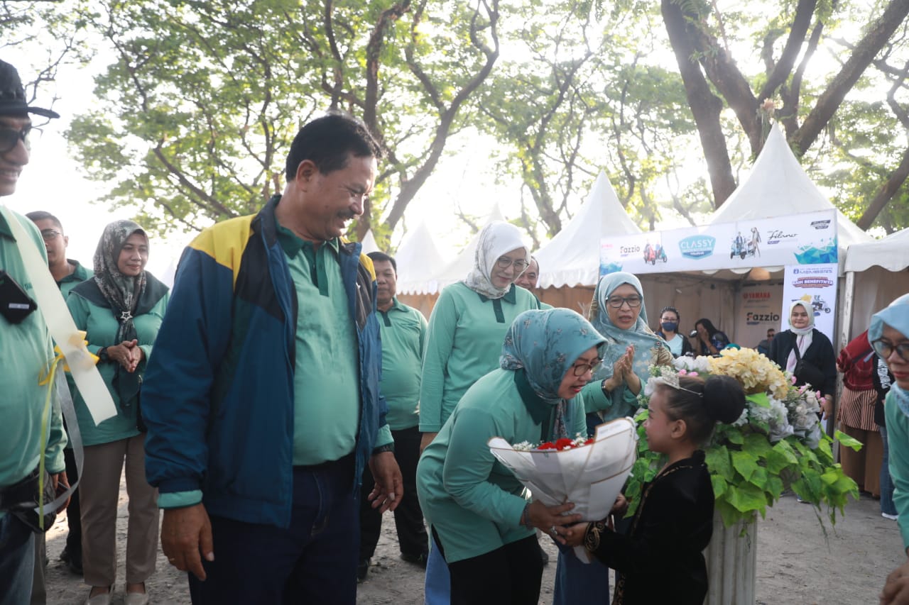 Foto 5 dari 28: Jalan Santai Bersama Warga Taman, Wali Kota : Perayaan Ini Untuk Masyarakat