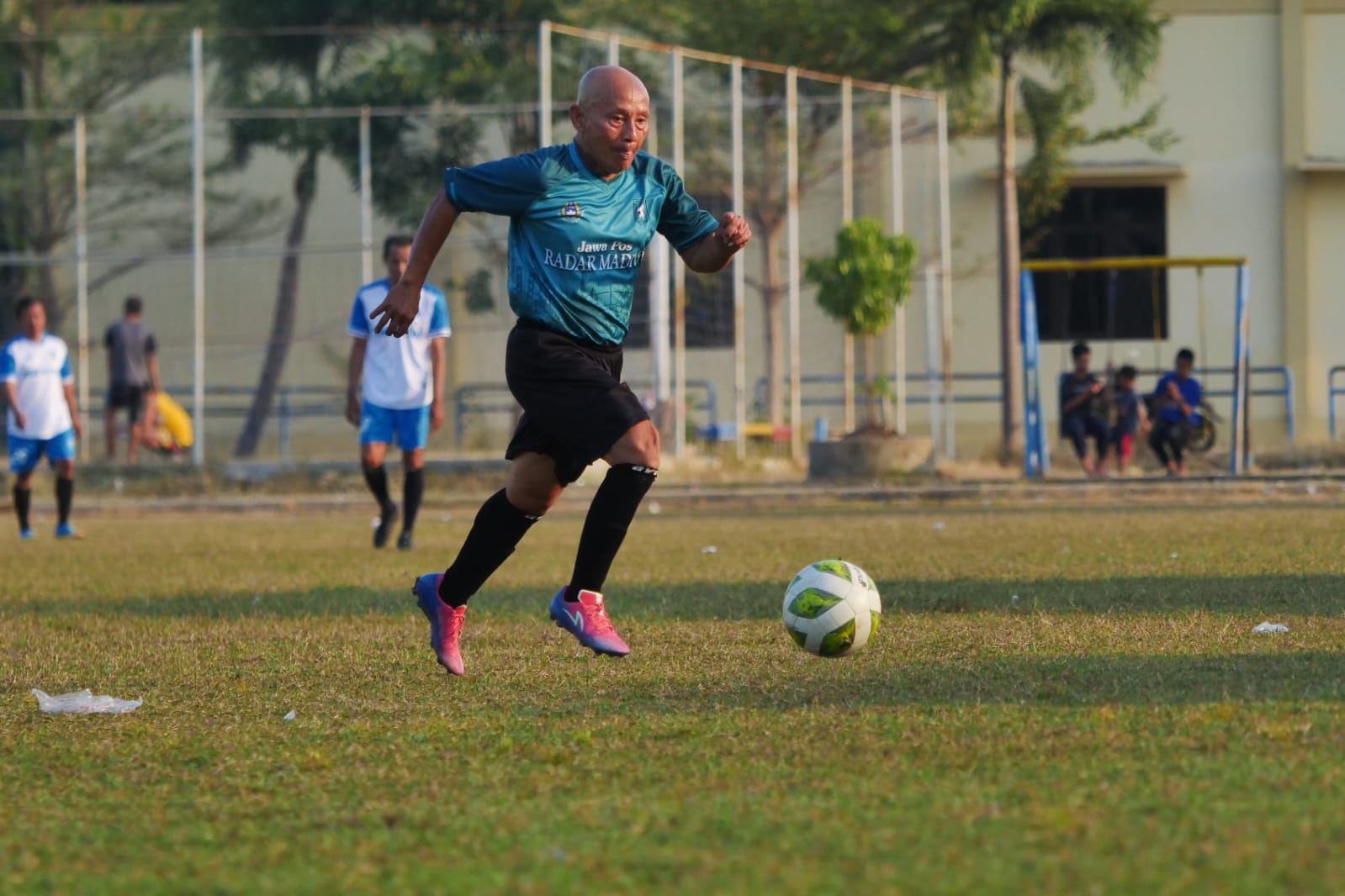 Foto 5 dari 9: Laga Final Turnamen Sepak Bola Piala DPRD Kota Madiun Besok Sore, Armaya: Dijamin Seru Sejak Menit Awal