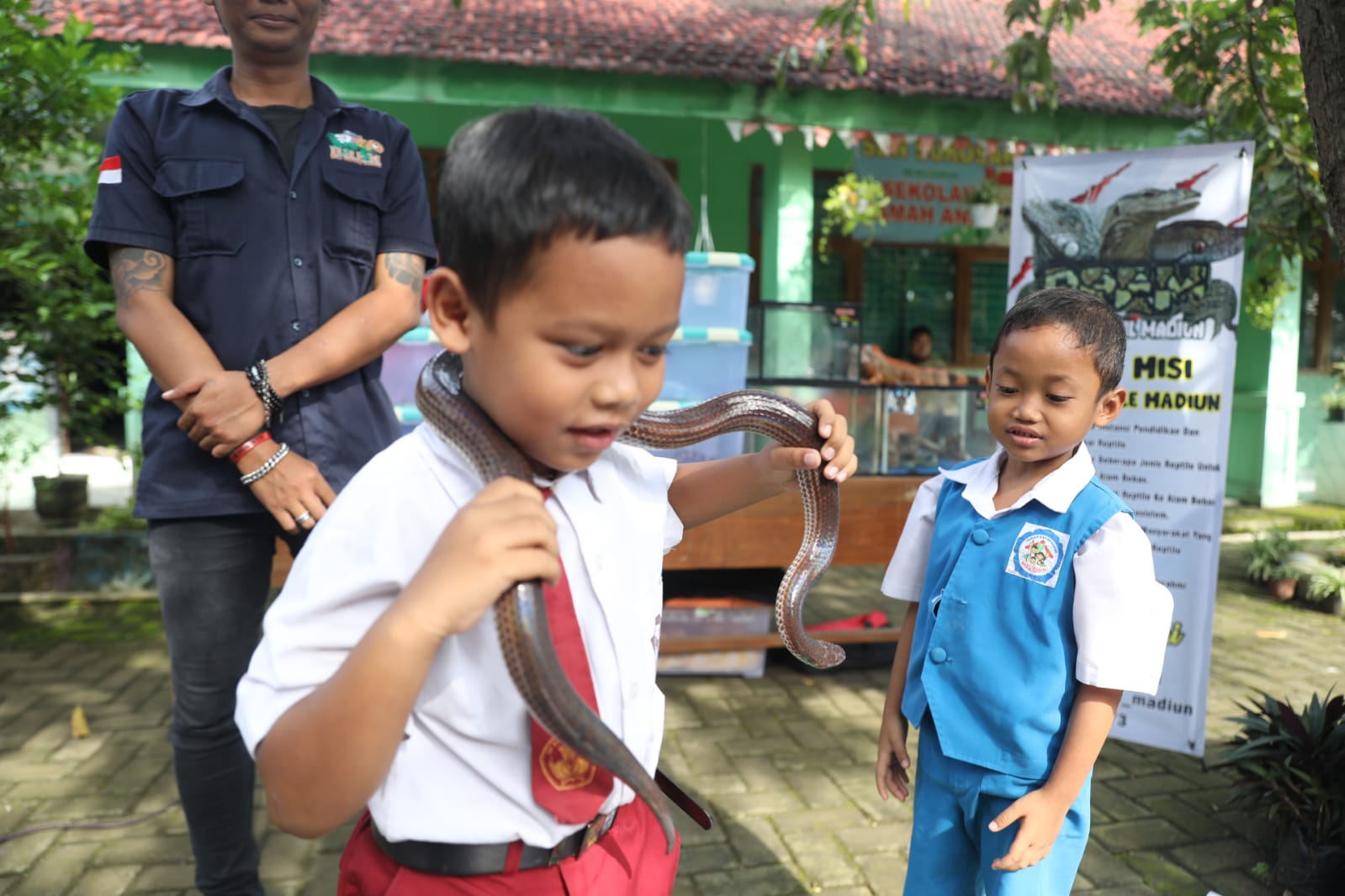 Foto 2 dari 6: SDN Sukosari Gandeng Brem Kenalkan Reptil Pada Siswa