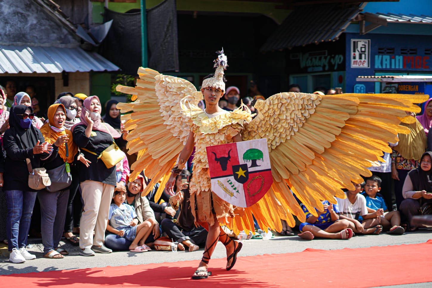 Foto 5 dari 9: Kreatif Manfaatkan Limbah, Kelurahan Nambangan Lor Gelar Lomba Kostum Carnival Daur Ulang