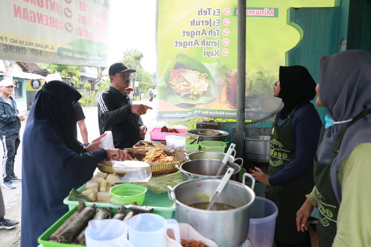 Foto 3 dari 12: Tak Hanya Tinjau Saluran, Wali Kota Juga Borong Makanan untuk Dibagikan