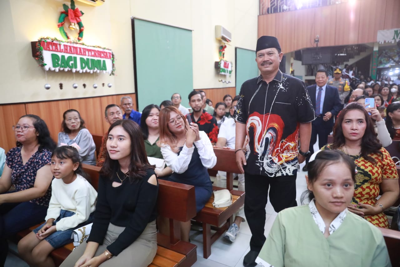Foto 11 dari 21: Hadiri Misa Perayaan Natal, Wali Kota Dr. Maidi Harap Kebahagiaan dan Kesejahteraan Dirasakan Semua