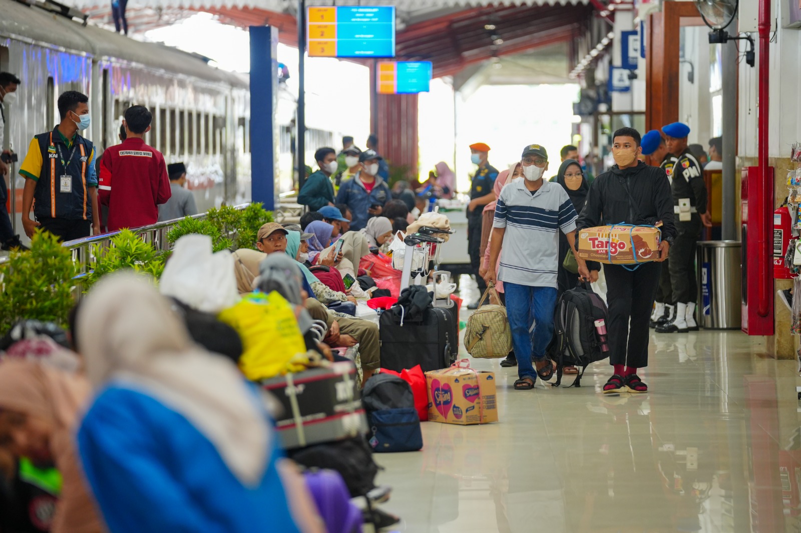 Foto 3 dari 8: Arus Balik Lebaran, Stasiun KA Terpantau Ramai Tertib
