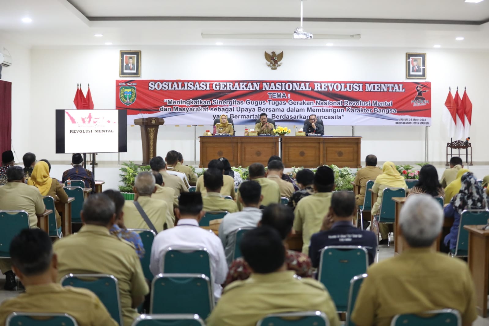 Foto 7 dari 7: Jadi Narsum Sosialisasi Gerakan Nasional Revolusi Mental, Wali Kota Tekankan ASN Harus Bermental Melayani