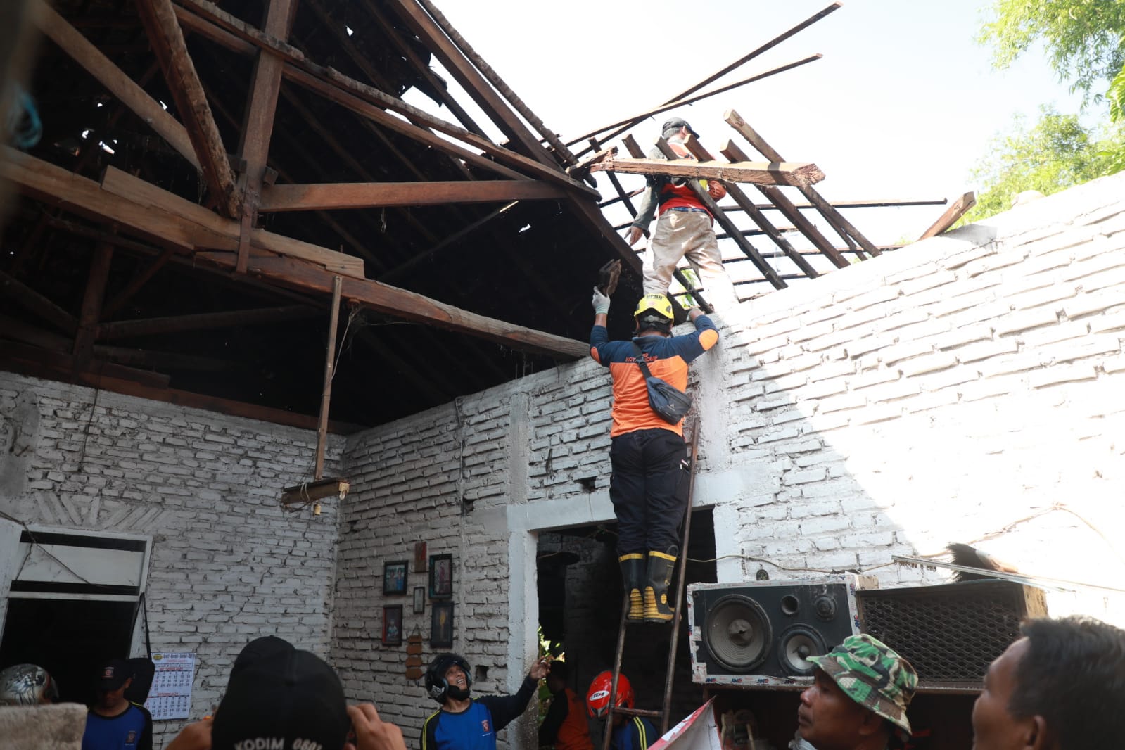 Foto 2 dari 11: Pj Walikota Serahkan Bantuan Kepada Korban Rumah Roboh