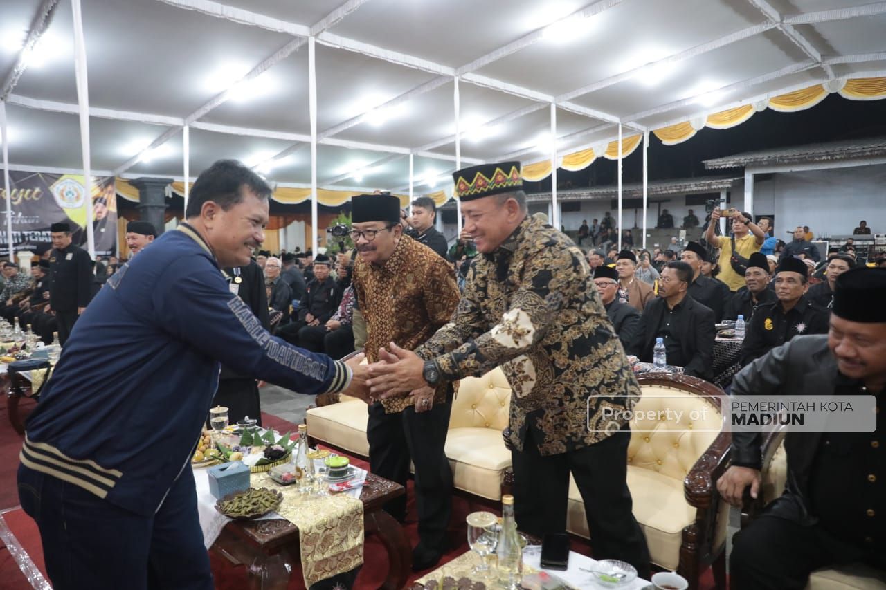Foto 3 dari 13: Hadiri Pagelaran Wayang Kulit HUT 101 PSHT, Wali Kota: Pencak Silat Simpan Potensi Seni, Budaya, dan Ekonomi