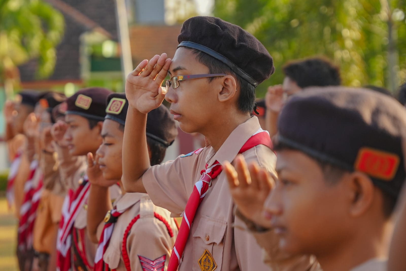 Foto 7 dari 9: Jelang Hari Pramuka, Kwarcab Kota Madiun Ajak Penggalang Dan Penegak Tabur Bunga Di Makam Pahlawan