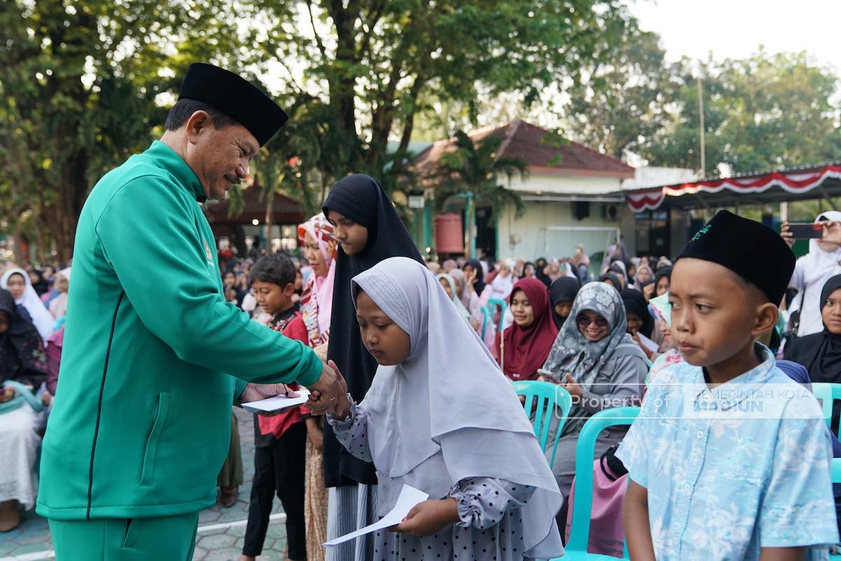 Foto 7 dari 9: Ikuti Pengajian Ahad Wage SKIMA, Wali Kota Sampaikan Program Pendidikan Pemerintah Kota