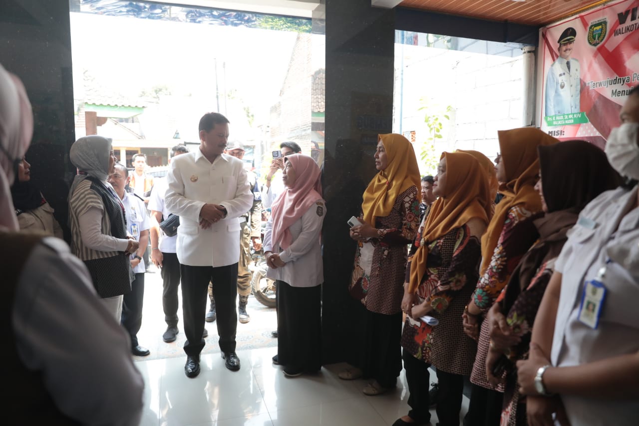 Foto 6 dari 7: Tinjau Penyaluran BLTD di Demangan, Wali Kota: Salah Satu Upaya Menekan Angka Kemiskinan