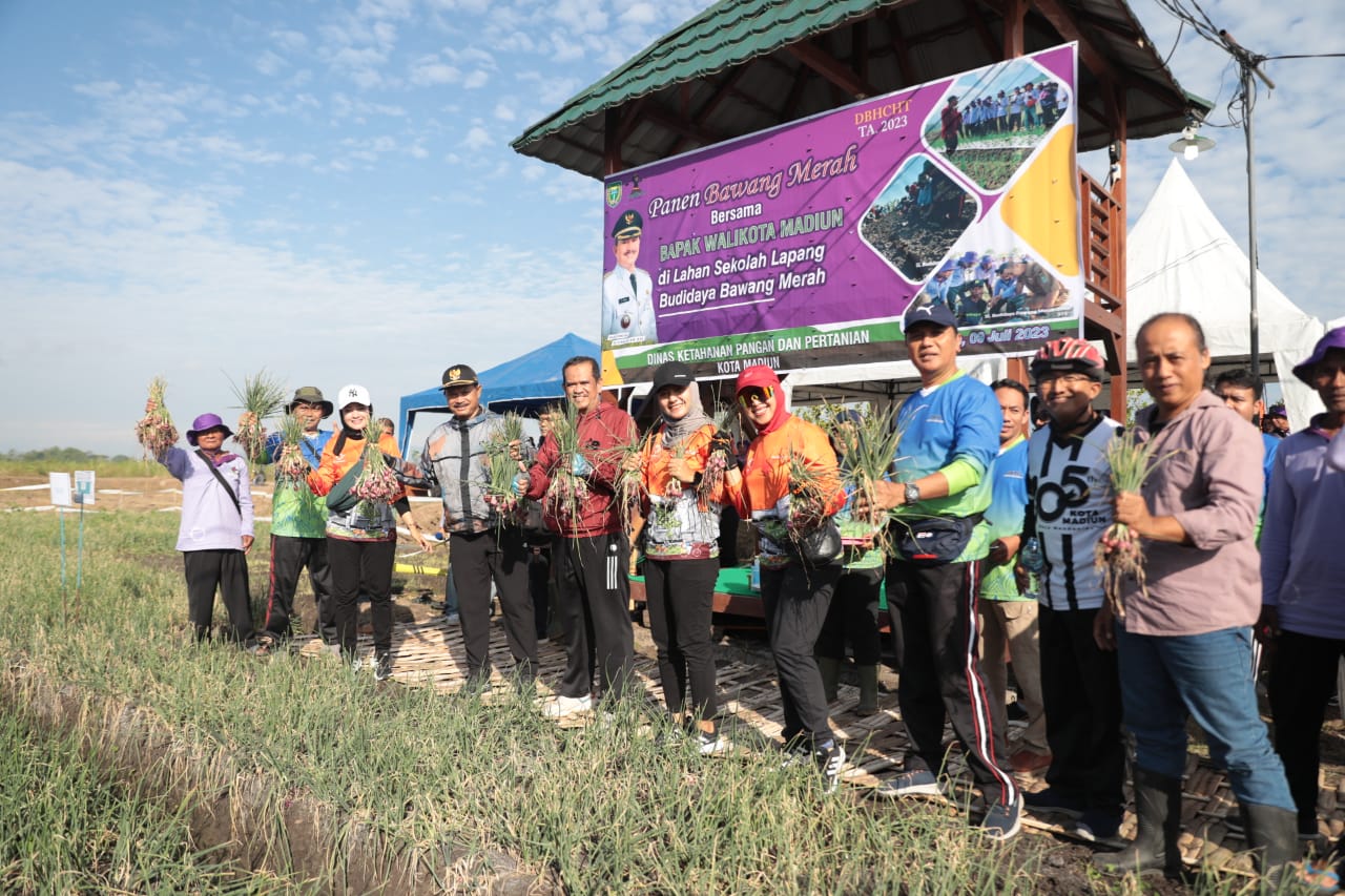 Foto 3 dari 11: Gowes Pagi, Wali Kota Salurkan Bantuan Lansia Hingga Panen Bawang Merah