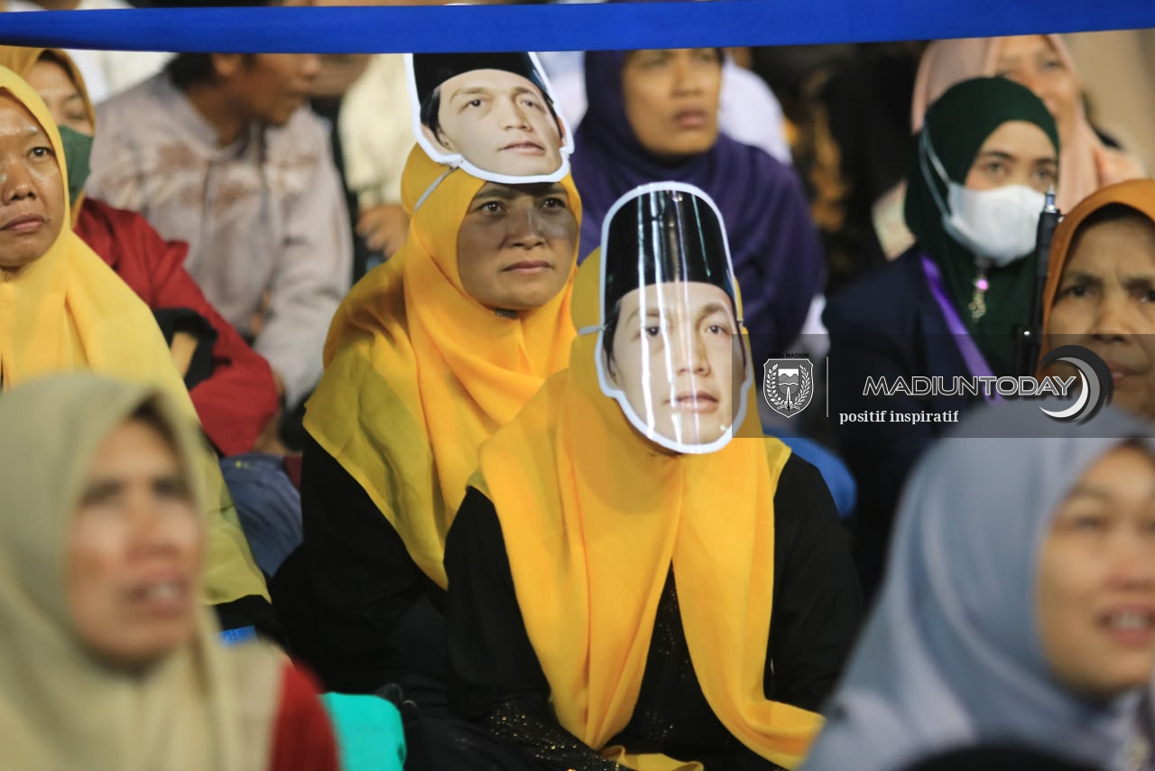 Foto 23 dari 29: Belasan Ribu Jamaah Larut dalam Pengajian Gus Iqdam, Pesan Amanah Menggema di Stadion Wilis