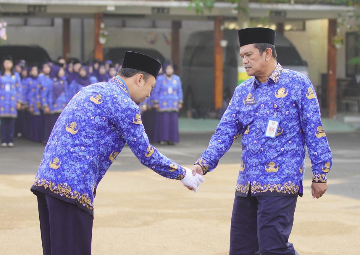 Foto 8 dari 9: Pimpin Upacara Harkitnas, Sekda Sampaikan Amanat Menkominfo