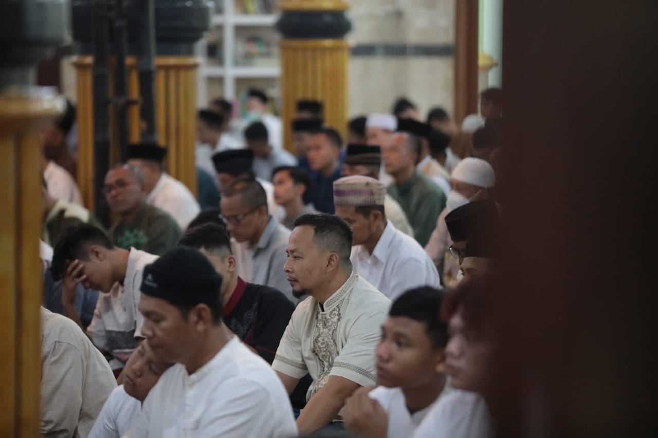 Foto 4 dari 8: Laksanakan Salat Idul Fitri, Wali Kota: Lebaran Kesempatan Untuk Menyampaikan Kekhilafan Diri