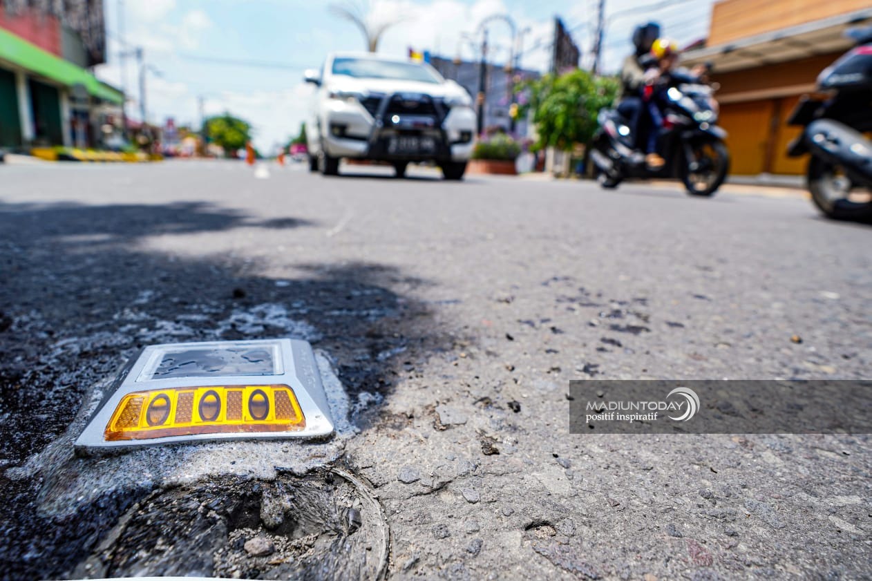 Foto utama berita: Agar Pengendara Makin Waspada, Dishub Tambah Paku Marka