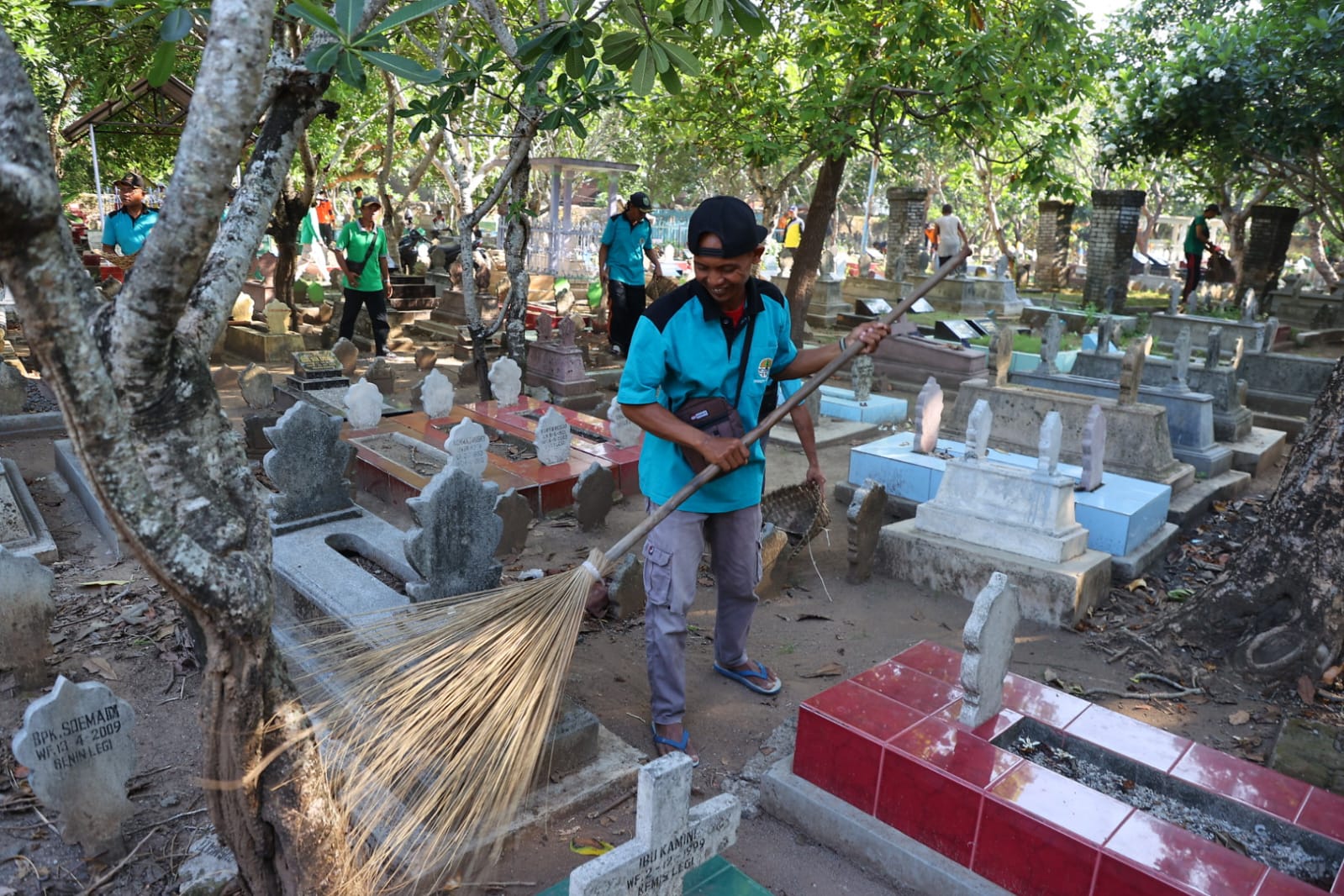 Foto 5 dari 9: Pimpin Kerja Bakti, Wali Kota Dr. Maidi Harap Lingkungan Sehat tidak Bawa Penyakit