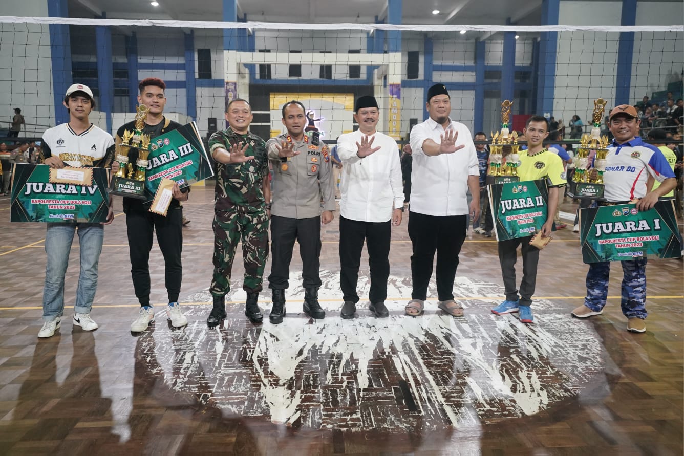 Foto 8 dari 9: Tutup Tournament Volleyball Kapolres Madiun Kota Cup, Wali Kota Beri Apresiasi