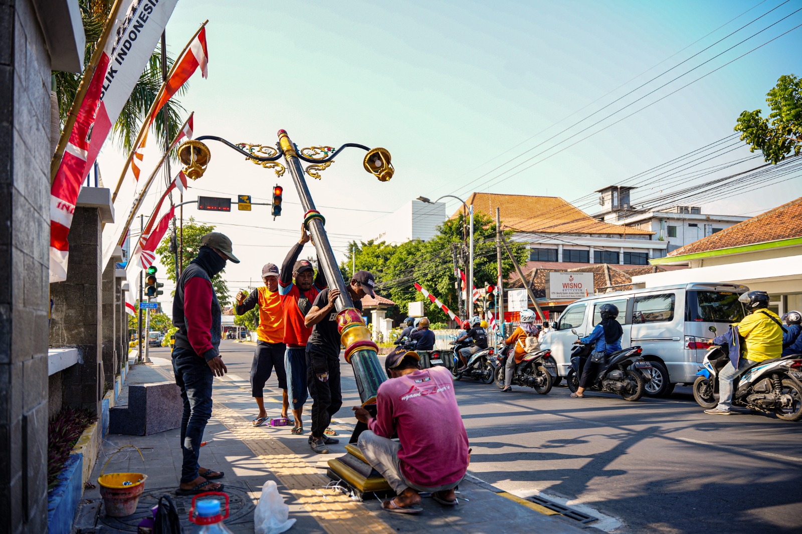 Foto utama berita: Mulai Pasang Tiang dan Lampu Penerangan, Pekerjaan Trotoar Jalan Dr Seotomo Sentuh 95 Persen