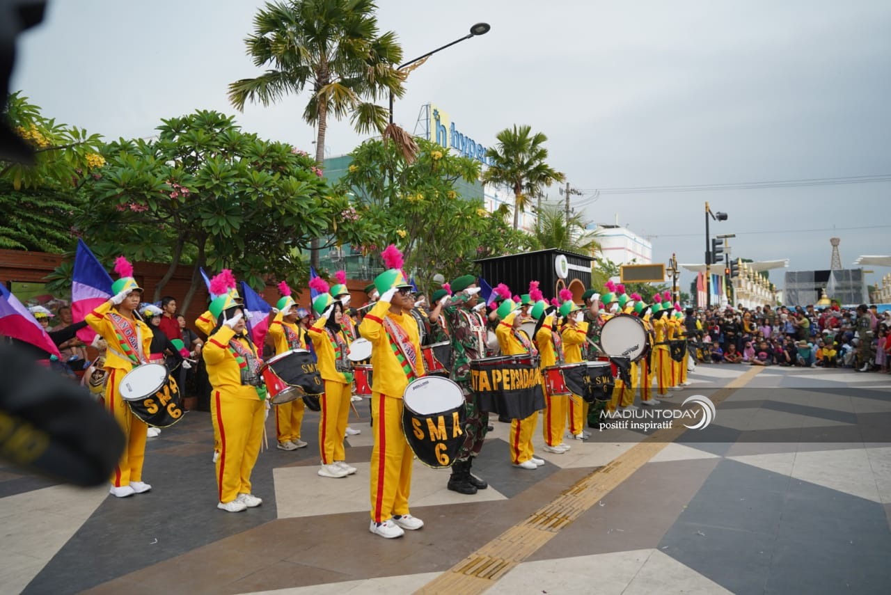 Foto 2 dari 11: Mendung Bukan Halangan, Parade Senja Tetap Jadi Pilihan
