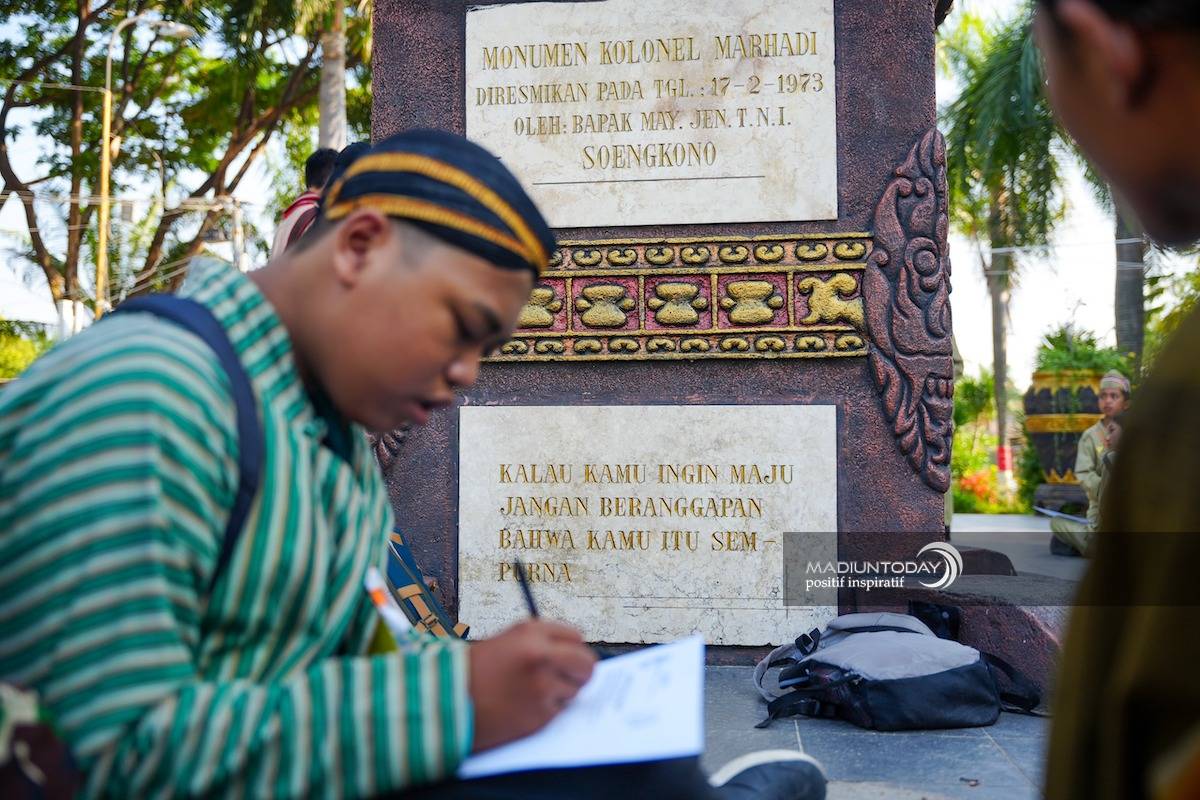 Foto 9 dari 9: Peringati HUT Sekolah, Siswa SMPN 2 Kota Madiun Napak Tilas Ke Tugu Pahlawan