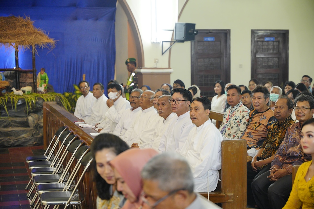 Foto 7 dari 8: Tinjau Pelaksanaan Ibadah Natal di Sejumlah Gereja, Wali Kota Pastikan Perayaan Natal Aman dan Nyaman di Kota Pendekar