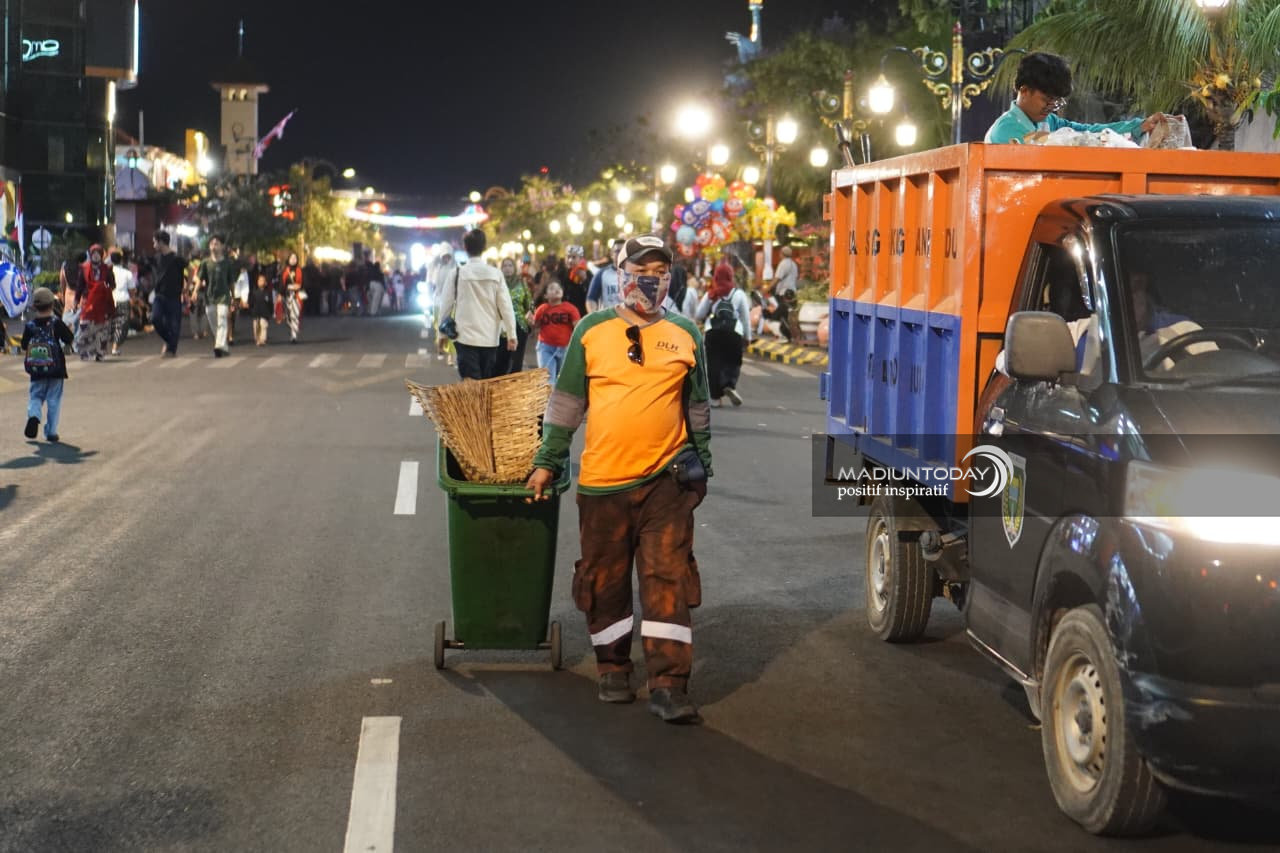 Foto 10 dari 15: Euforia Madiun Menari Berakhir, Petugas Kebersihan Pastikan Jalan Pahlawan Kembali Bersih