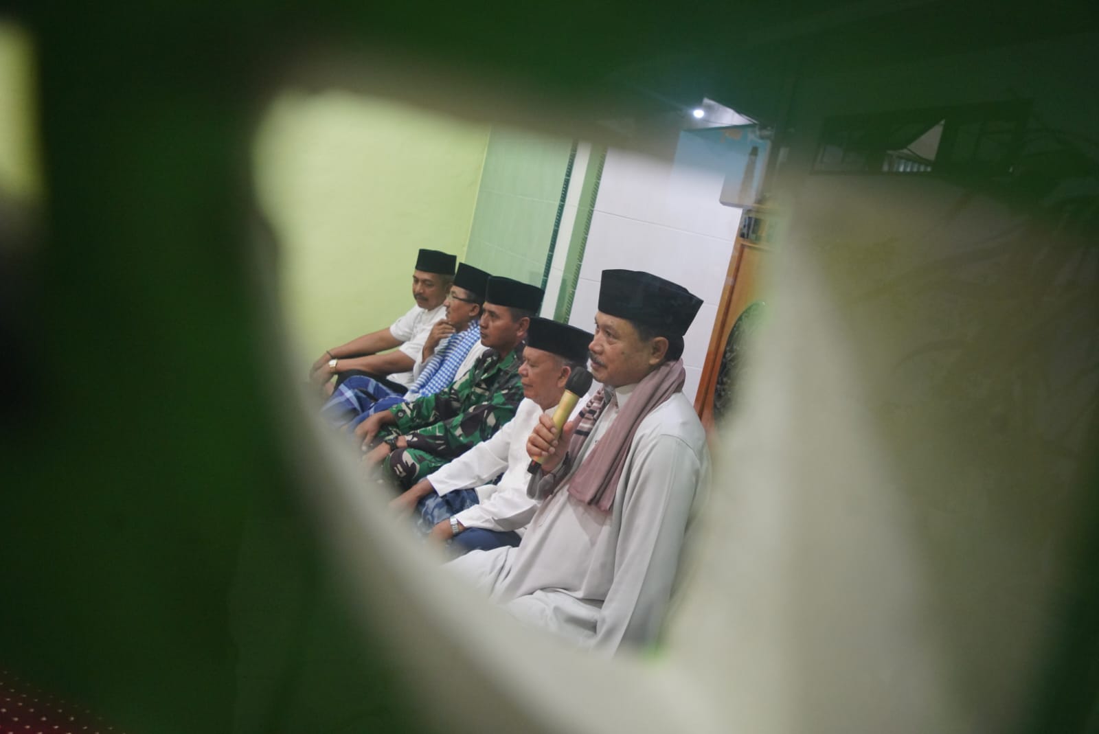 Foto 4 dari 10: Salat Isya di Masjid Al Falah, Wali Kota Juga Sampaikan Program Pembangunan Kepada Jemaah