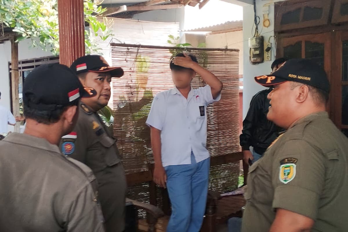 Foto 3 dari 9: Razia Gabungan, Petugas Dapati 20 Pelajar Bolos Sekolah