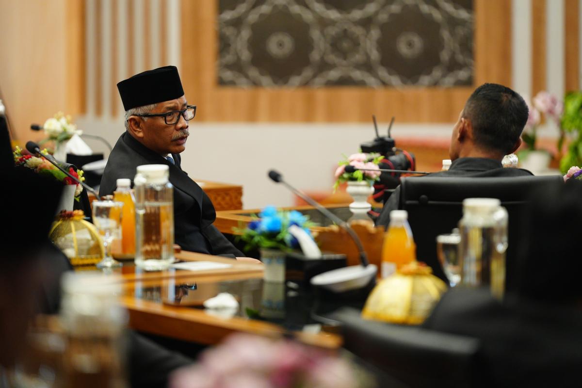 Foto 8 dari 8: Hadiri Pelantikan Unsur Pimpinan DPRD Kota Madiun, Pj Wali Kota: Setelah Ini Langsung Tancap Gas