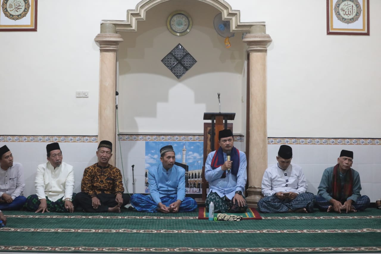 Foto 2 dari 10: Hadiri Shalat Isya Berjamaah Dengan Warga, Wali Kota Tanamkan Cinta Al Qur’an Pada Anak Sejak Dini