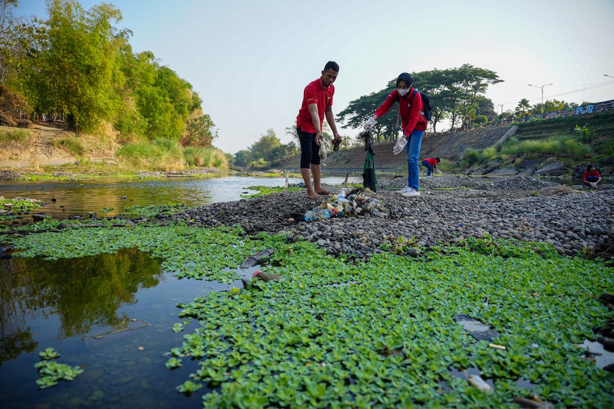 Foto 5 dari 9: Peduli Lingkungan Sekaligus Peringati World Clean Up Day, Ace Hardware Gelar Bersih-Bersih Kali Bantaran