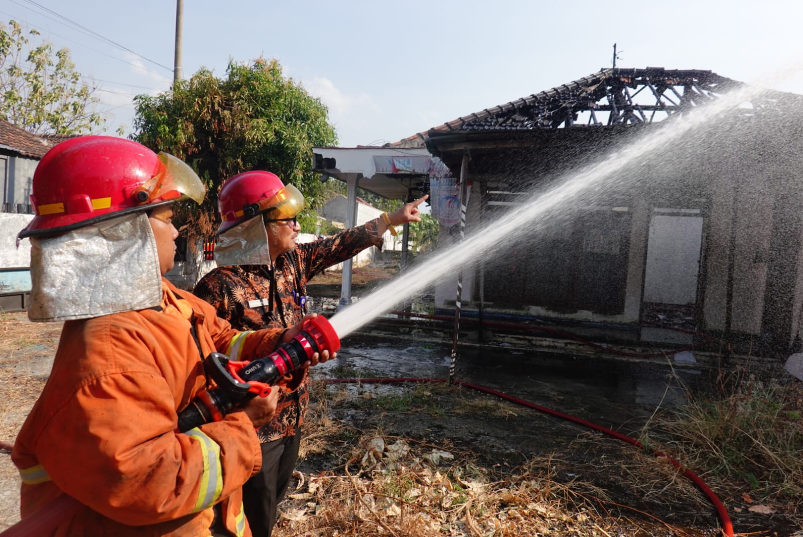 Foto 2 dari 8: Dua Kejadian Kebakaran Dalam Sehari, Petugas Damkar Imbau Masyarakat Waspada