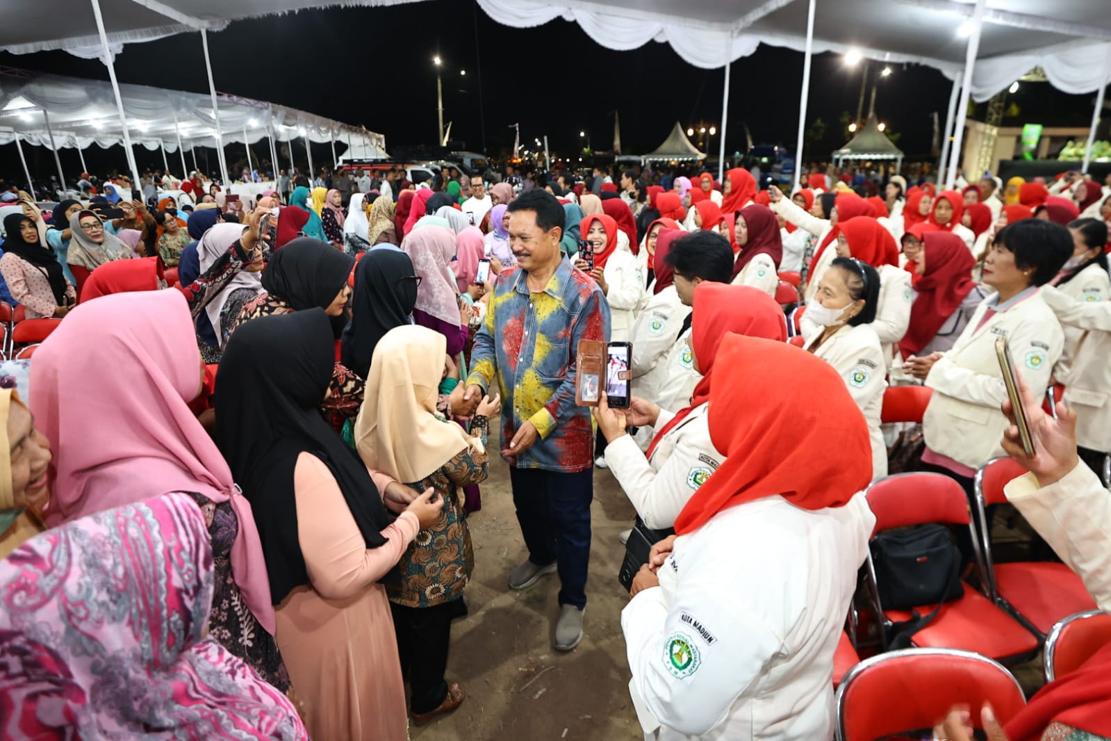 Foto 9 dari 9: Usai Diresmikan, Wali Kota Dr. Maidi Langsung Gelar WBR di Pondok Lansia