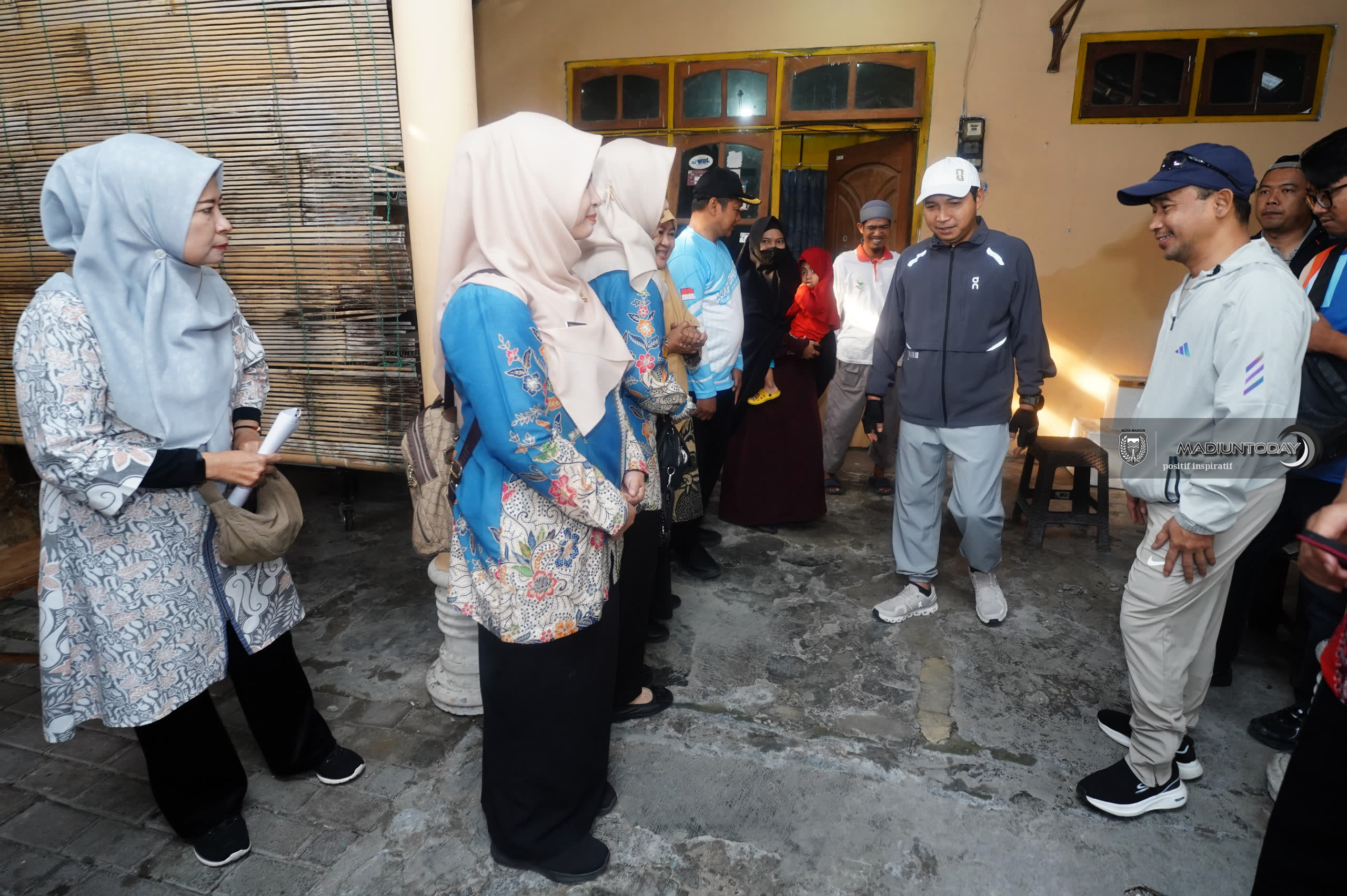 Foto 8 dari 20: Tak Hanya Dialog Malam Hari, Giat WBR Kini Dimulai Keliling Beri Solusi Langsung di Lokasi