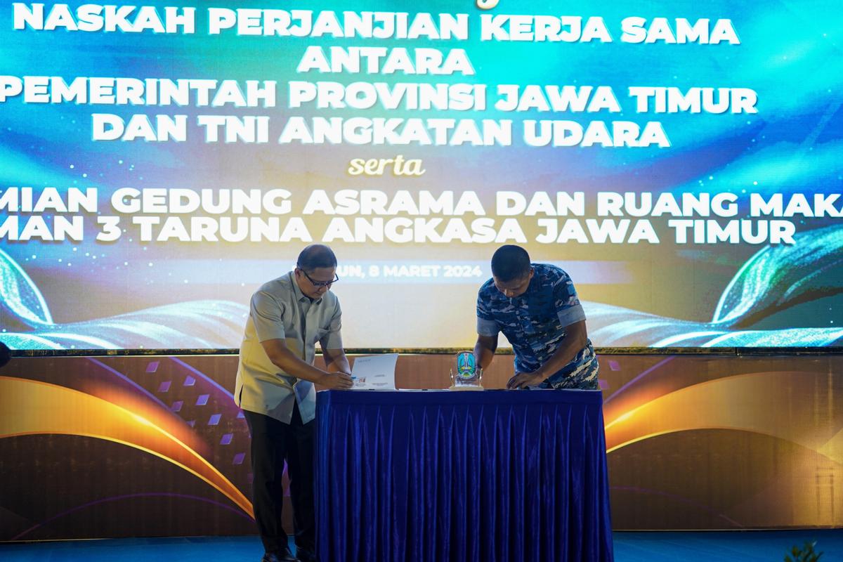 Foto 3 dari 9: Wali Kota Beri Apresiasi Penandatanganan Perjanjian Kerjasama Pemrov Jatim dan TNI AU