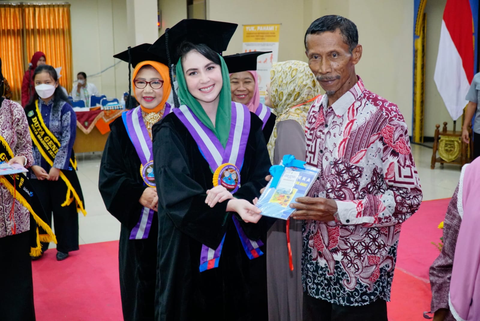 Foto 4 dari 11: Selesaikan Pendidikan SOTH dan Selantang, Emak-Emak dan Lansia Laksanakan Wisuda