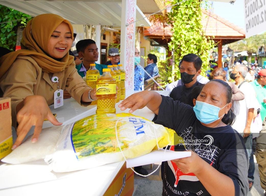 Foto 6 dari 6: Akan Tersedia Di 10 Lokasi, Warung Tekan Inflasi Bantu Warga Dapatkan Sembako Murah