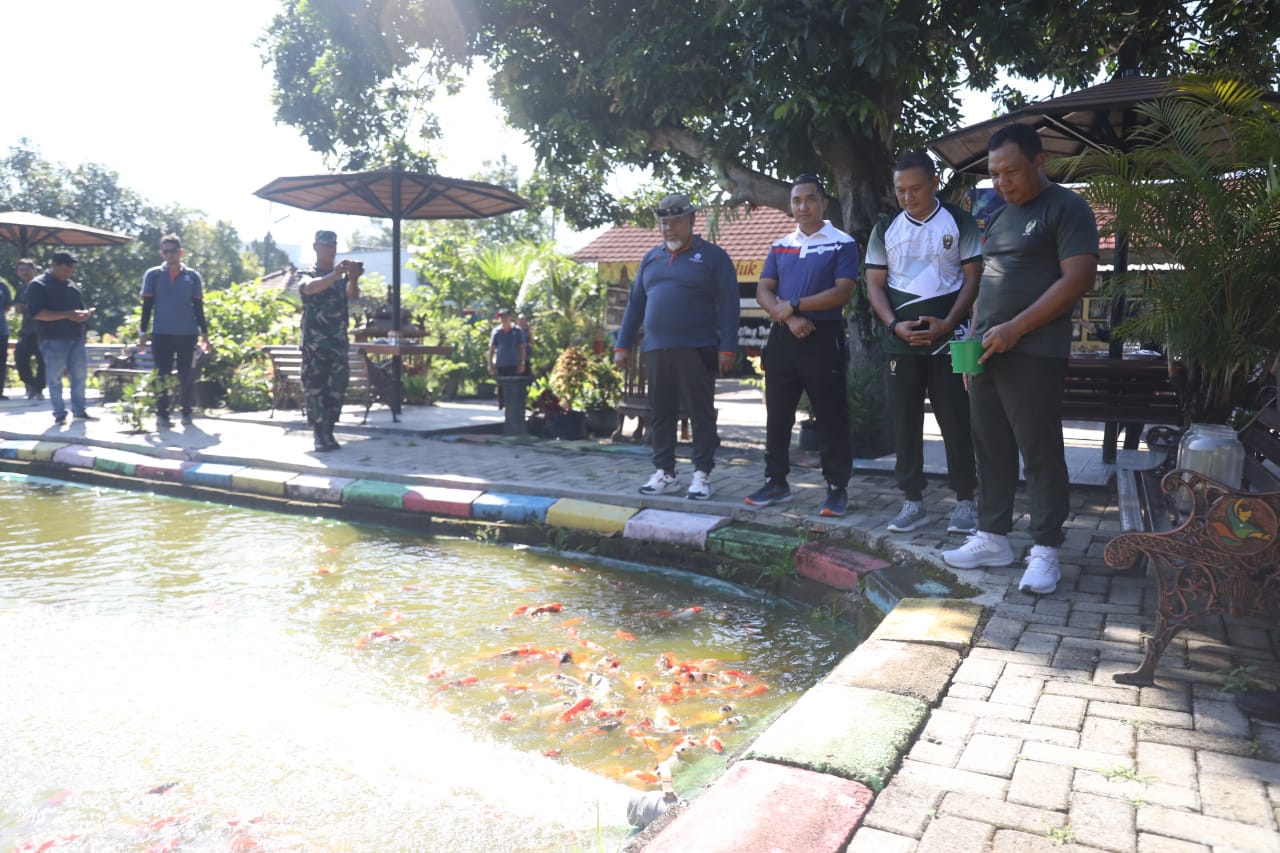 Foto 5 dari 10: Olahraga Di Ngrowo Bening, Pangdam V Brawijaya Terkesan Penataan Ruang Hijau Di Tengah Kota