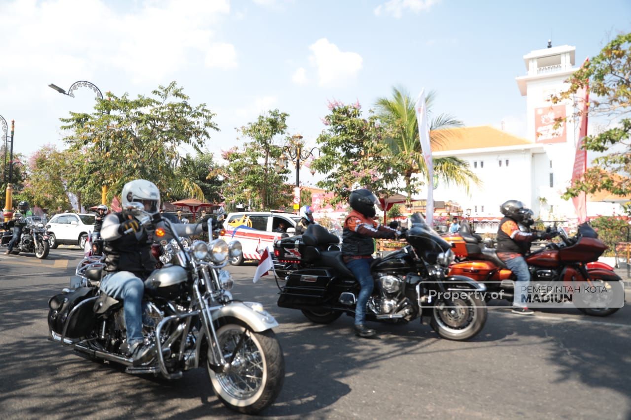 Foto 9 dari 12: Touring Jakarta-Atambua, Komunitas HDCI Mampir Kota Madiun dan Bagi Santunan untuk Veteran