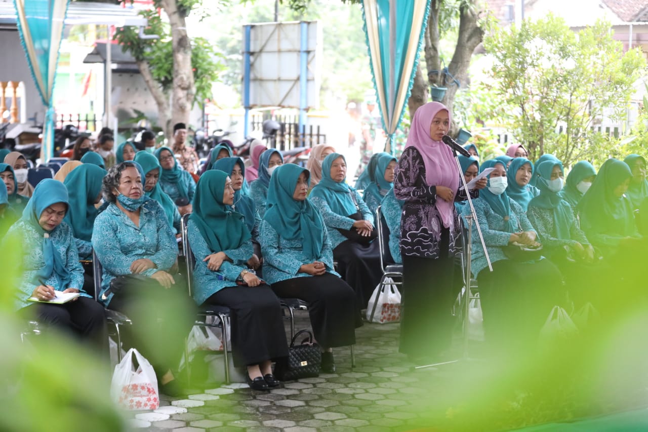 Foto 7 dari 8: Dinas Luar, Wali Kota Hadiri Pertemuan Warga Secara Virtual