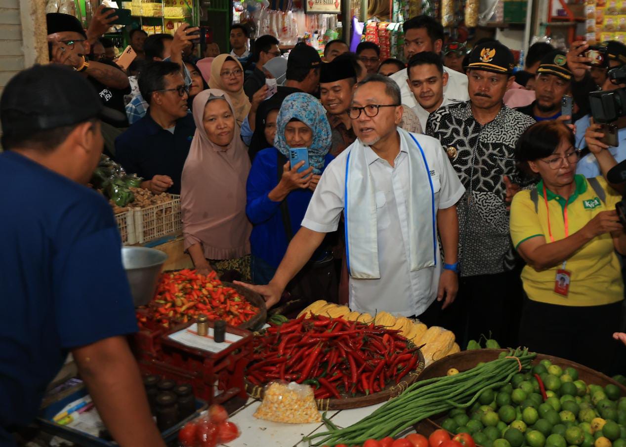 Foto 2 dari 6: Tinjau Program Sembako Murah di PBM, Mendag Gratiskan 500 Paket Beras 5 Kilogram