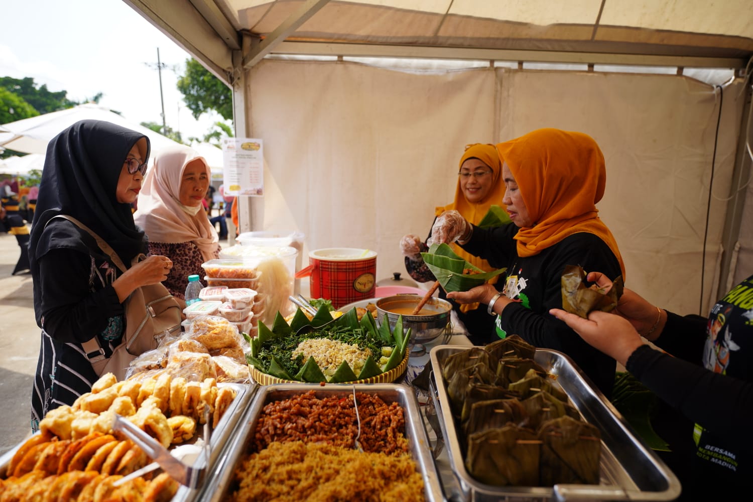 Foto 3 dari 10: Festival Pecel Pincuk Resmi Dimulai, Pemkot Siapkan 600 Porsi Gratis Hari Ini
