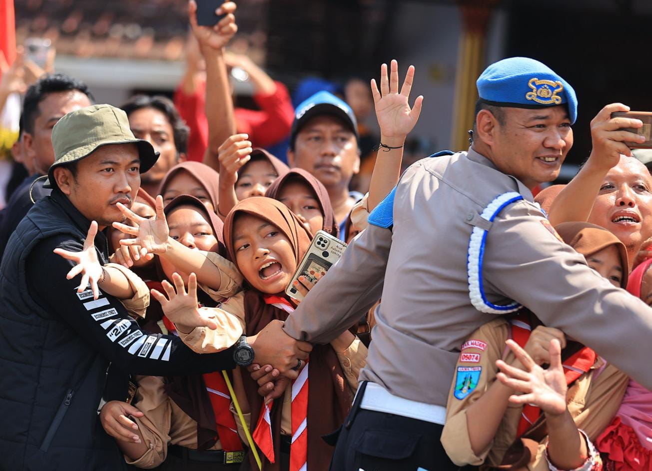 Foto 2 dari 5: Antusias Luar Biasa Sambut Kepala Negara