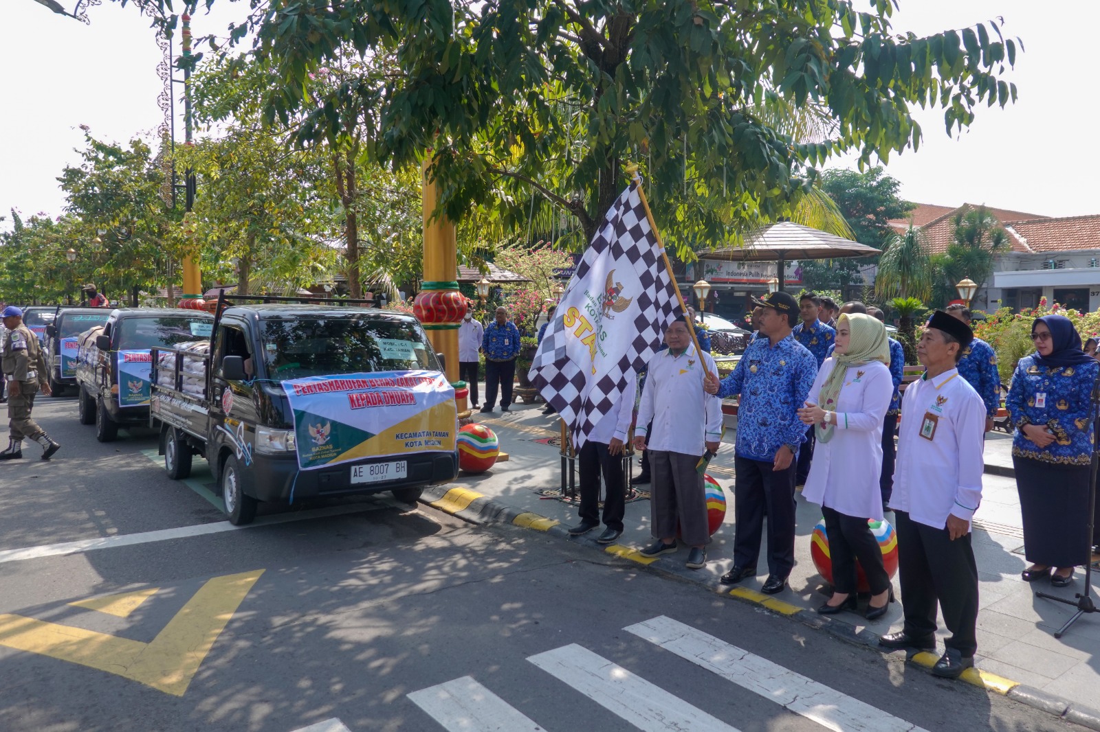 Foto 1 dari 6: Berangkatkan Pentasharufan Beras Zakat Fitrah Ke 27 Kelurahan, Wali Kota Harap Bawa Berkah Bagi Masyarakat