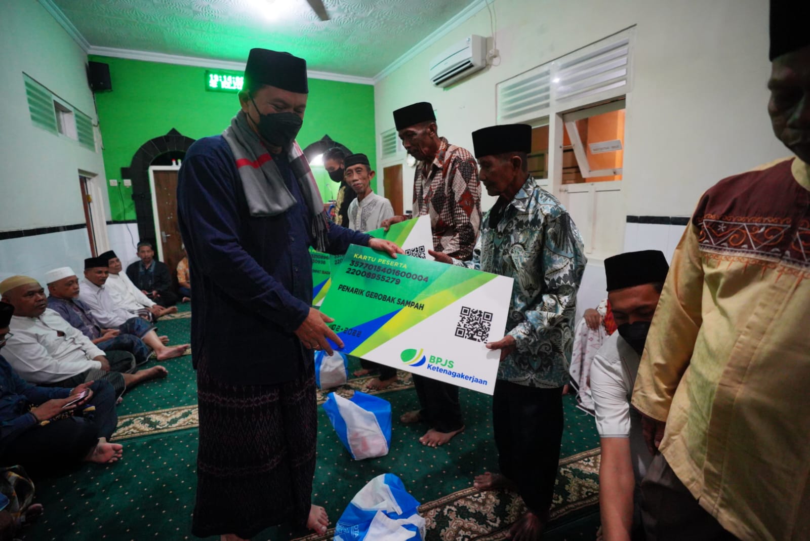 Foto 5 dari 10: Shalat Isya Bersama Warga, Wali Kota Sampaikan Capaian Kota Pendekar
