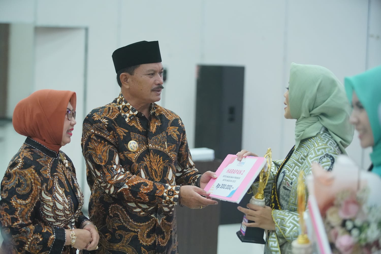 Foto 6 dari 10: Hadiri Pelantikan IPEMI, Wali Kota Pesan Tingkatkan Solidaritas Organisasi