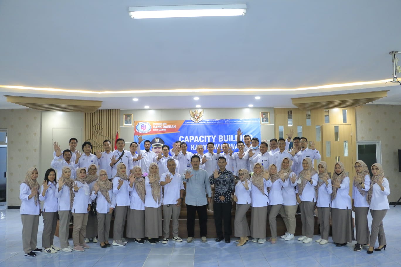 Foto 9 dari 11: Beri Pengarahan Karyawan BPR Bank Daerah Kota Madiun, Wali Kota Dorong Peningkatan Pendapatan Setiap Tahun