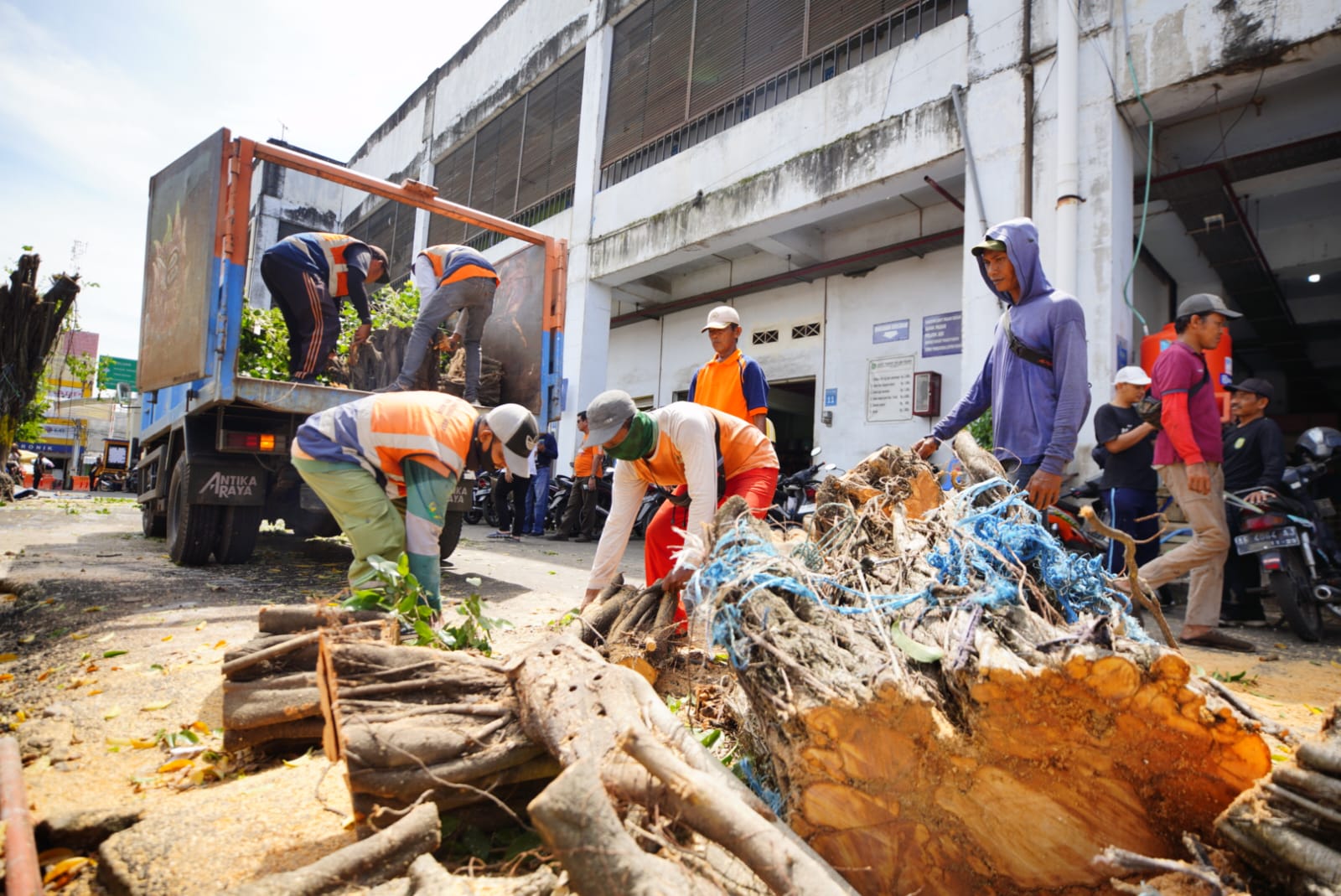 Foto 4 dari 7: Tingkatkan Kenyamanan Pengunjung, Wali Kota Gelar Kerja Bakti Di Pasar Besar