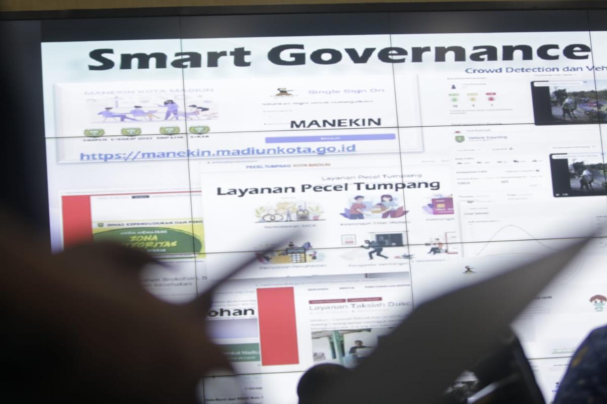 Foto 10 dari 12: Pj. Wali Kota Pimpin Monev Implementasi Smart City Kota Madiun Sekaligus Luncurkan Proper Pelatihan Kepemimpinan