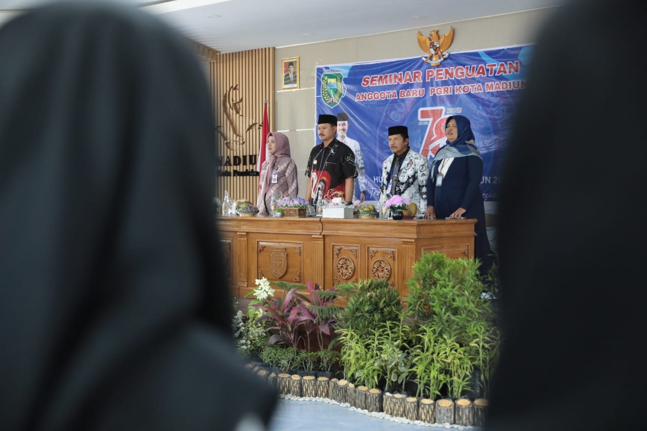 Foto 6 dari 11: Jadi Narasumber Penguatan Anggota Baru PGRI, Wali Kota Imbau Jaga Sinergi Untuk Tingkatkan Pendidikan Di Kota Madiun
