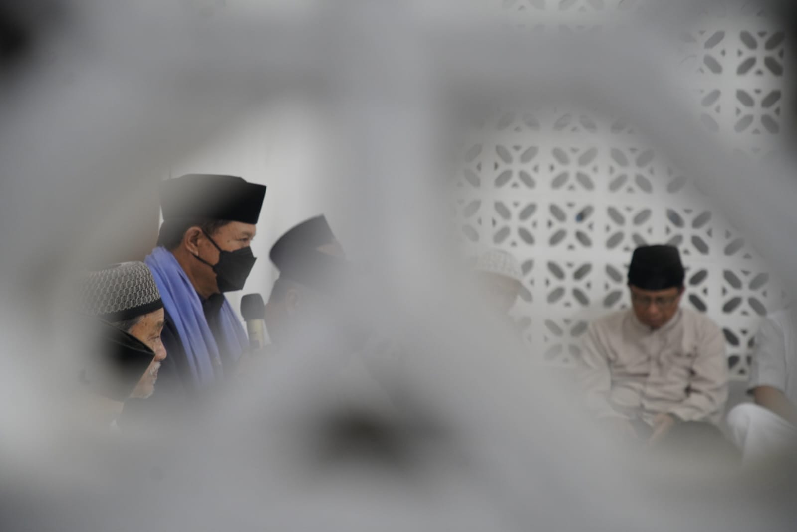 Foto 4 dari 10: Shalat Berjamaah Di Masjid Abu Bakar, Wali Kota Imbau Warga Ikut Jaga Kondusifitas Jelang Lebaran
